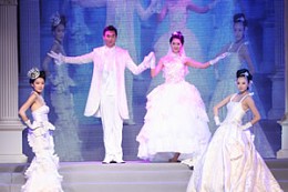 中国北京婚博会现场的国际婚纱礼服发布会