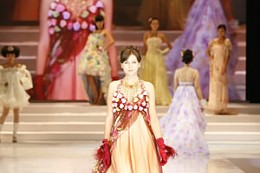 中国北京婚博会上国际婚纱礼服流行时尚发布