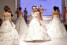 中国北京婚博会现场的国际婚纱礼服时尚发布